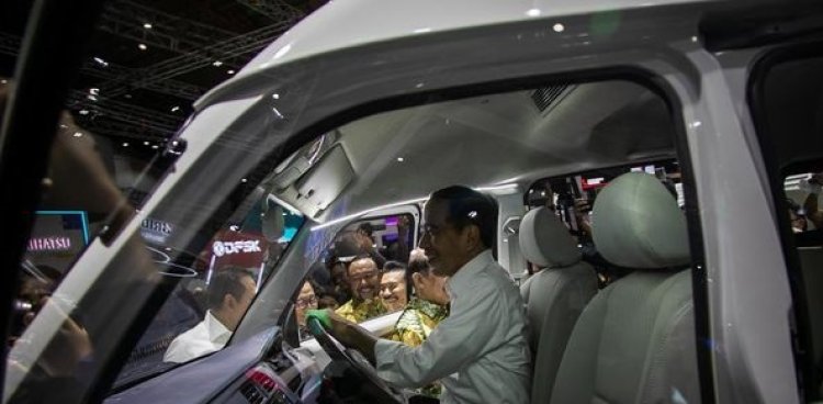 Antara ‘Neraka’ Kemacetan, Subsidi Motor Listrik dan Klaim Jokowi Pro Angkutan Umum