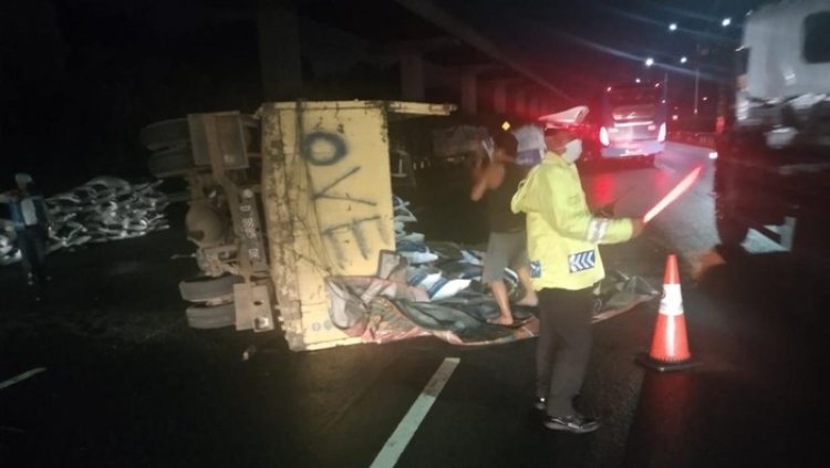 Kecelakaan Lalin Terjadi di Km 1 Tol Jagorawi Arah Bogor, Ada Truk Terguling Akibat Pecah Ban