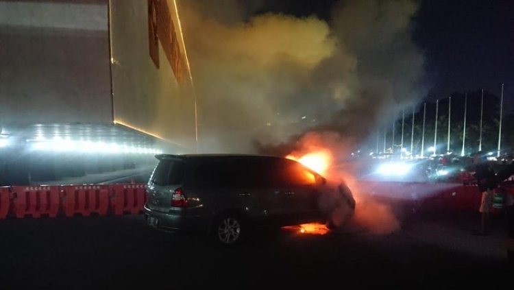Sebuah Mobil Terbakar di Parkiran Kompleks DPR Senayan Jakpus