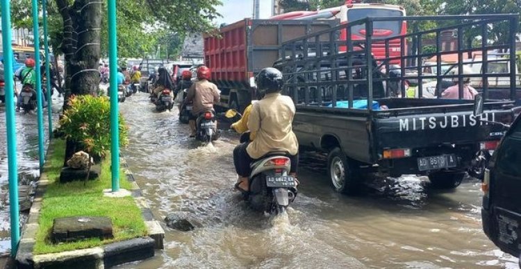 Simpang Tiga Tanjunganom Tergenang Banjir Sekitar 10 Cm