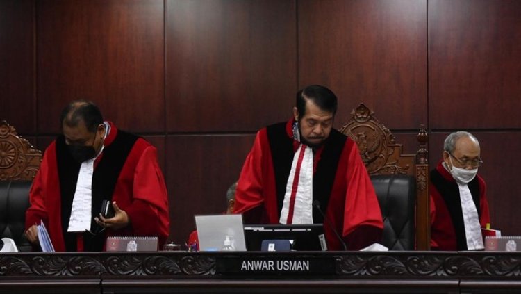 Hakim Konstitusi Guntur Hamza Mengadili dan Memutus Perkara "a quo"