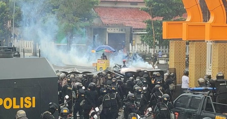 Bentrok Suporter dan Polisi Pecah Saat Laga PSIS Semarang Vs Persis Solo