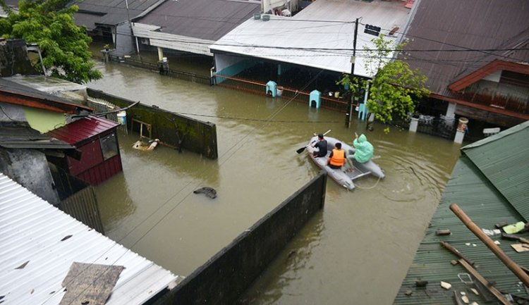 Duh! Ibu Hamil Hendak Melahirkan Dievakuasi saat Banjir di Makassar