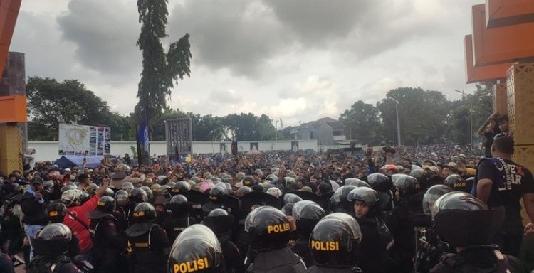 16 Supporter Diperiksa di Polrestabes Surabaya Usai Kerusuhan di Pintu Masuk Stadion Jatidiri Semarang