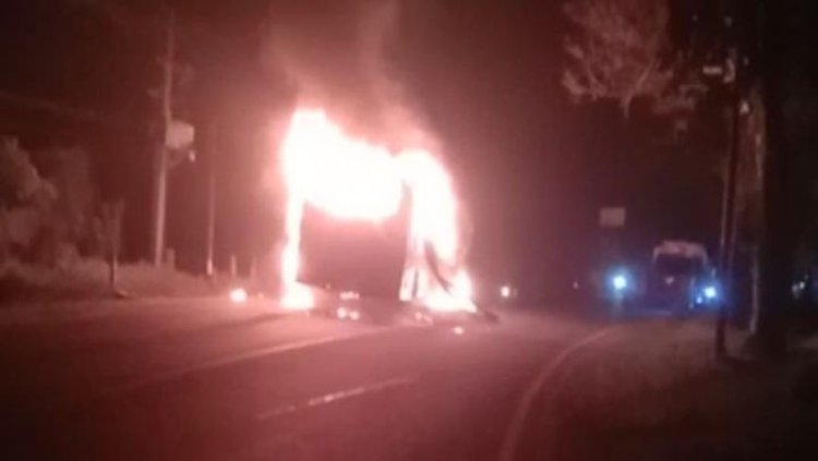 Bus Pariwisata Pengangkut Rombongan Pelajar Asahan Ludes Terbakar Usai Tabrak Sepeda Motor, 1 Orang Dikabarkan Tewas