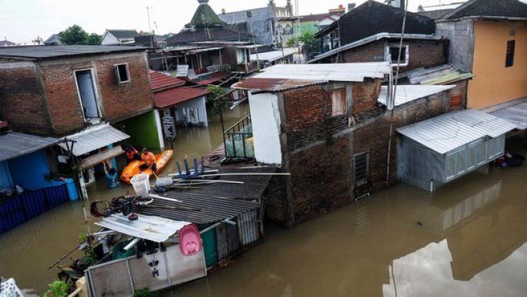 Ratusan Warga Kembali ke Rumah Usai Banjir di Wilayah Solo Mulai Surut