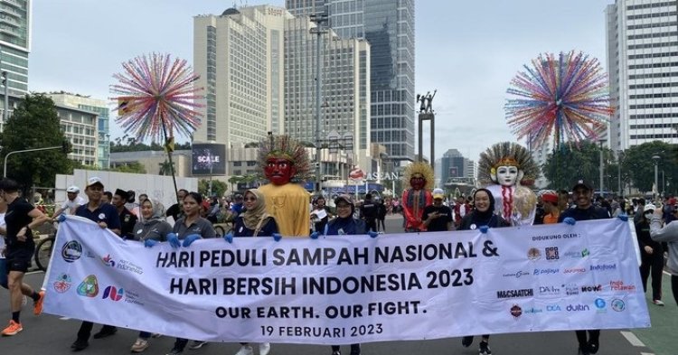 Memperingati Memperingati 'Hari Peduli Sampah Nasional dan Hari Bersih Indonesia 2023', Warga DKI Punguti Sampah di CFD