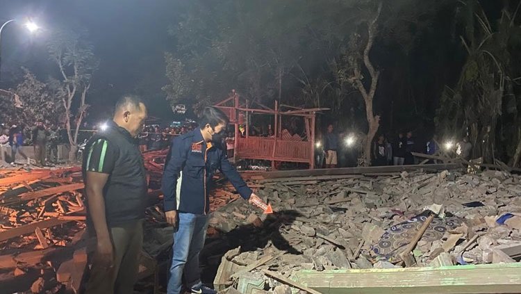 1 Orang Tewas 3 Tertimbun Reruntuhan Akibat Ledakan Petasan di Blitar