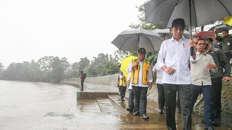 Jokowi Hujan-hujanan saat Cek Normalisasi Sungai Ciliwung
