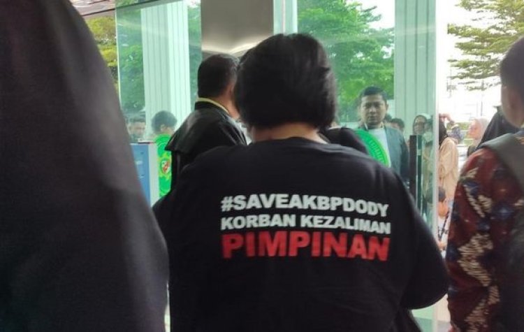 Istri AKBP Dody Prawiranegara Hadiri Sidang Gunakan Kaos 'Korban Kezaliman Pimpinan'