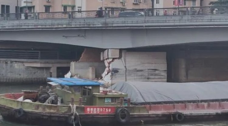 Waduh! Kapal Kargo Tabrak Jembatan Dermaga di Hangzhou