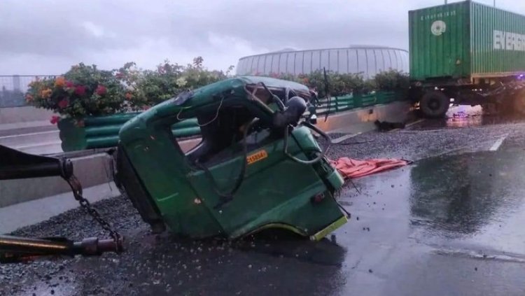 Satu Unit Truk Trailer Kecelakaan di Tol Ancol, Kabin Terpisah dari Badan