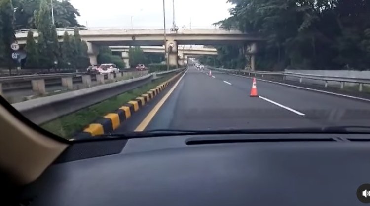 Urai Kemacetan Pagi Ini, Polisi Berlakukan Contraflow di Tol Halim Menuju Semanggi
