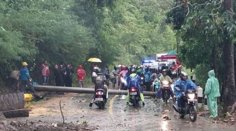 Penghubung Jalan Bagbagan dengan Jalan Kiaradua Tertutup Longsor