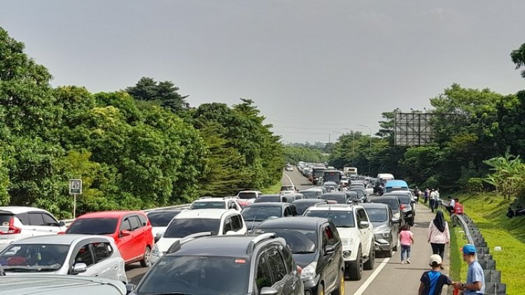 Tol Jagorawi Macet Pagi Ini, Penumpukan Kendaraan Terpantau Padat Hingga 8 Km