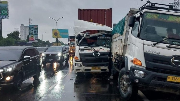 2 Unit Truk Alami Kecelakaan Lalu Lintas di Tol Jakarta-Tangerang Pagi Ini, Macet Capai 3 Km