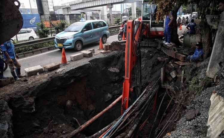Waduh! Badan Jalan di RA Kartini Cilandak Jakarta Selatan Amblas