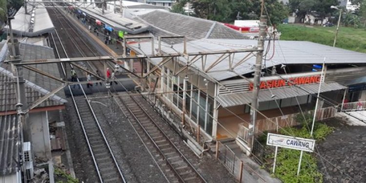 Rel Kereta Api di Stasiun Cawang Patah, Perjalanan KRL Alami Gangguan