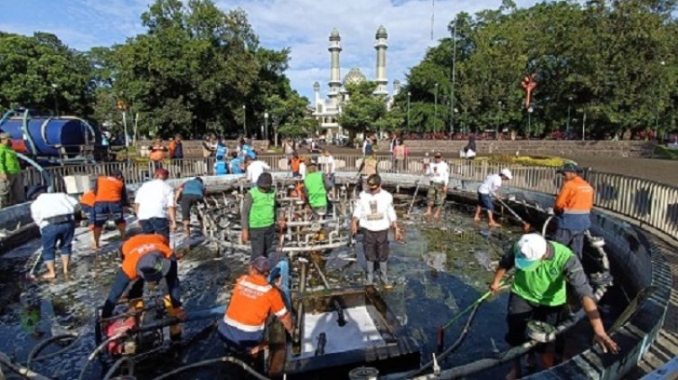 Kirab Piala Adipura Kota Malang, Sutiaji Ikut Bersihkan Alun-alun Merdeka