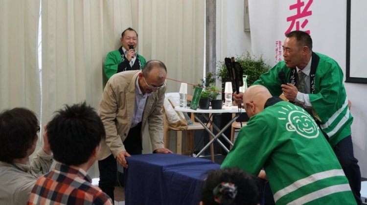 Populer! Olahraga Tarik Tambang Pria-pria Botak di Jepang
