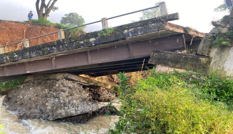 Waduh! Jembatan di Sukabumi Roboh Usai Diterpa Hujan Angin