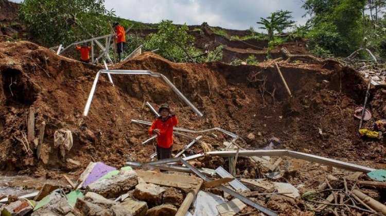 Usai Diguyur Hujan Selama 2 Jam, Sejumlah Titik di Sukabumi Banjir hingga Longsor