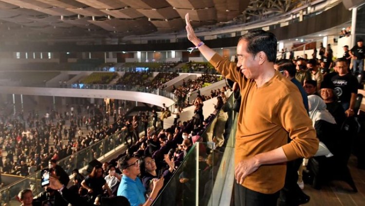 Jokowi Mengangkat Tangan dan Memberi Tepuk Tangan Atas Penampilan Band Rock Legendaris