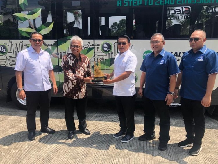 PT Kaltim Parna Industri Operasikan Bus Listrik Untuk Antar Jemput Karyawan di Bontang