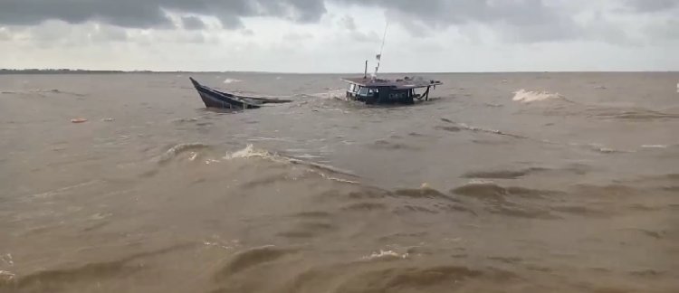 Kapal Pengangkut Buah Sawit di Jambi Karena Diterjang Ombak