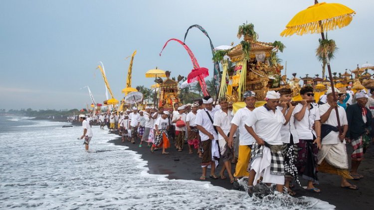 Turis-turis Nakal di Bali, Punya KTP dan Usaha, Siapa Ikut Bermain?