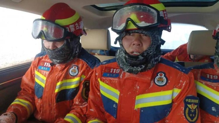 Kendaraan Petugas Damkar di Hulunbuir Mongolia Dalam Terjebak Salju
