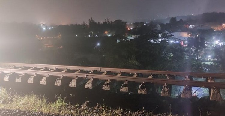 Rel KA di Kelurahan Empang Kota Bogor Menggantung Akibat Tanah Longsor, Perjalanan KA Lintas Bogor-Sukabumi Dibatalkan