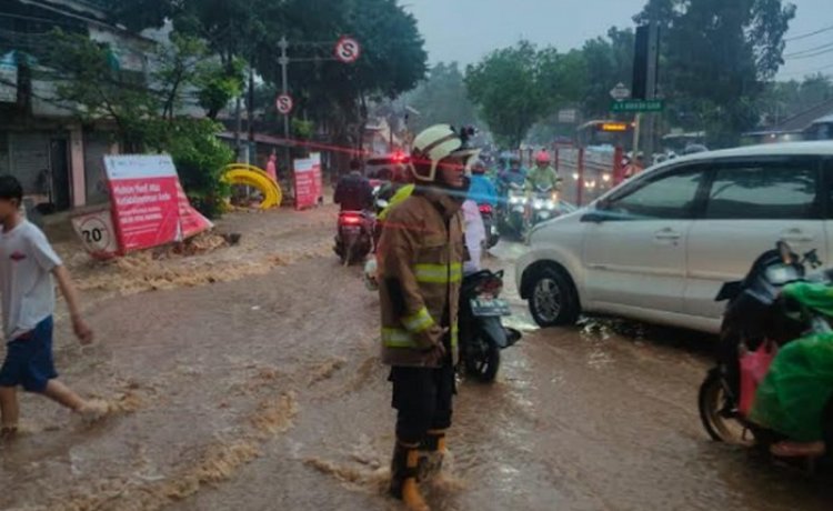 Arus Lalin di Pondok Gede Melambat Karena Banjir