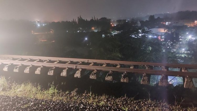 Jalur Kereta Menggantung di Bogor Usai Longsor, Dua Warga Tewas