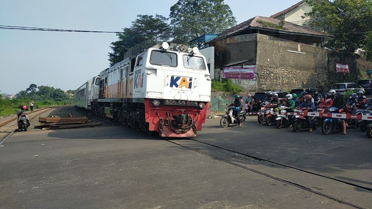 Setelah Longsor Kereta Api Pangrango Jurusan Bogor-Sukabumi Kembali Beroperasi