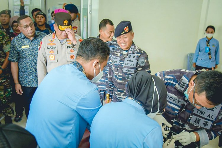 Guna Bantu Masyarakat Ambon dalam Bidang Kesehatan TNI AL Lakukan Operasi Katarak dan Khitanan Massal