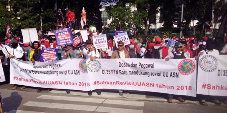 Dosen yang Tergabung Dalam ILP PTNB Demo di Depan Istana Kepresidenan Jakarta Hari Ini