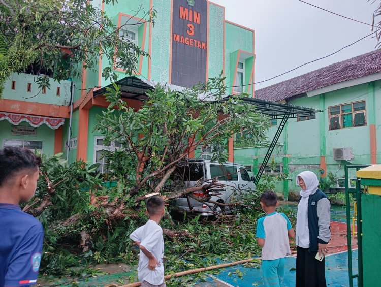 Puting Beliung Terjang Kota Magetan, Satu Mobil Sekolah Tertimpa Pohon