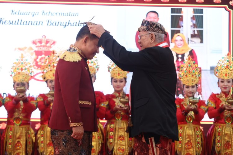 Kasad Jendral TNI Dudung Abdurahman Terima Gelar Kesultanan Bangkalan Madura