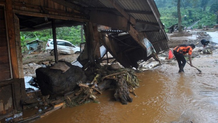 Banjir Bandang Terjang Cianjur, Belasan Tenda Pengungsian Hanyut