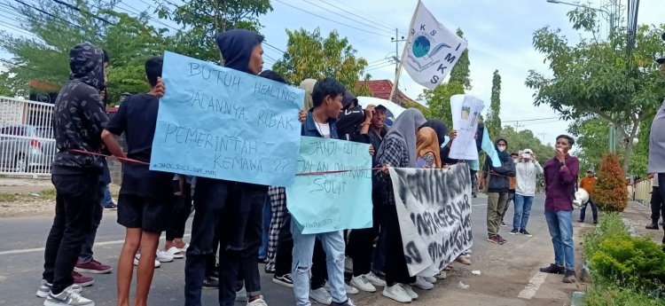 Mahasiswa Kangean Demo Pemkab Sumenep, Tagih Janji Pemerataan Jalan di Kepulauan