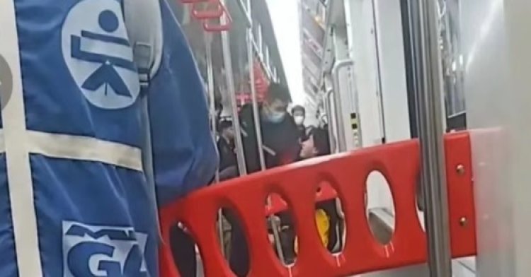 Seorang Pria Ditahan Gegara Tikam Seorang Wanita dengan Pisau di Kereta Bawah Tanah Chongqing