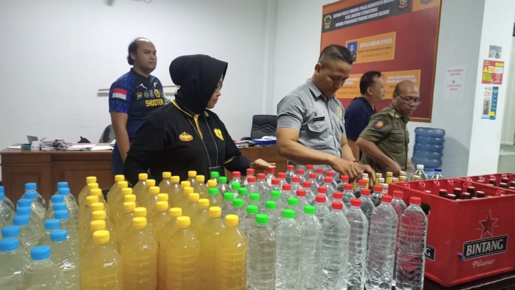 Ratusan Botol Miras Disita Satpol PP Madiun dari Warung di Dolopo dan Mlilir