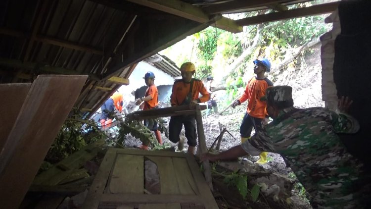 Tebing 15 Meter Longsor, Timpa 2 Rumah Warga di Sine Ngawi
