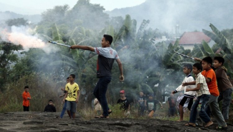 Viral! 2 Kelompok di Bogor Perang Petasan Terjadi di Jalan Alternatif Cibubur
