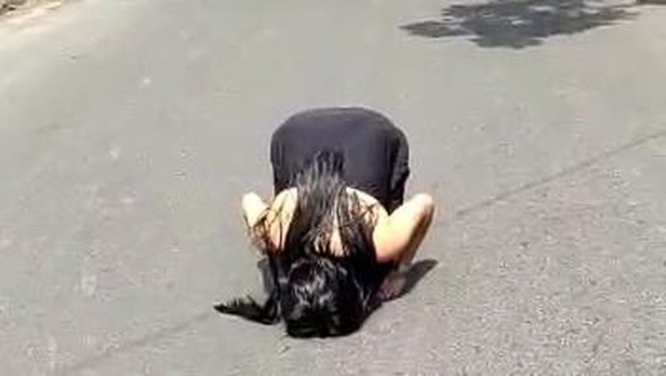 Viral! Wanita Berambut Panjang Berkemben Hitam Menari di Jalanan Medan