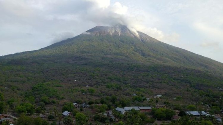 Gunung Api Ile Lewotolok Lontarkan Lava dan Gemuruh Kuat pada Minggu Dini Hari