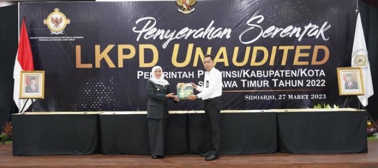 Penyerahan LKPD Diserahkan Langsung Oleh Khofifah Kepada Kepala Perwakilan BPK Jatim Karyadi