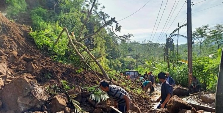 Jalur Alternatif Banjarnegara-Dieng Via Plipiran Longsor Ditutup Sementara Usai Tebing Setinggi 15 Meter Longsor