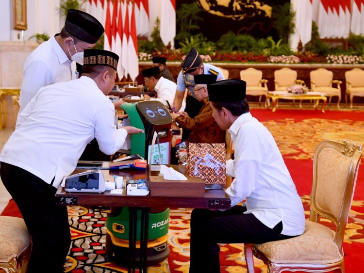 Gunakan Rozak, Presiden Jokowi Tunaikan Zakat Melalui BAZNAS
